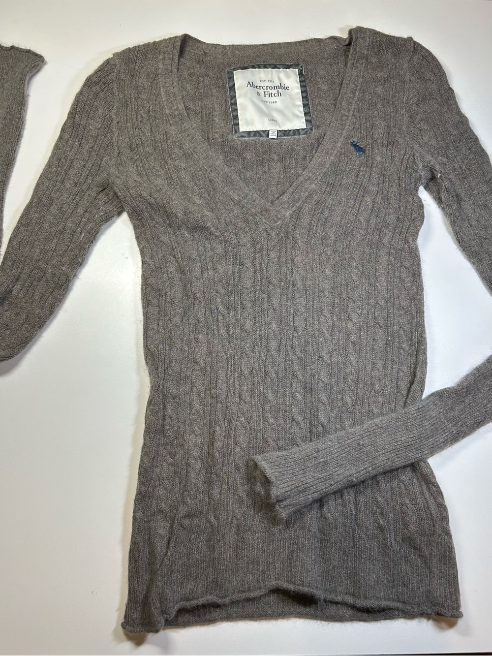 Abercrombie & Fitch Vintage Junior's Large V-Neck Cable Knit Sweater Taupe Gray